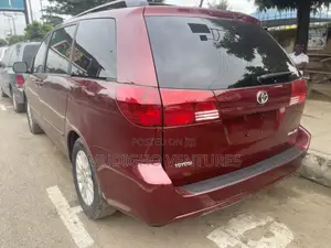 Toyota Sienna 2005 Red