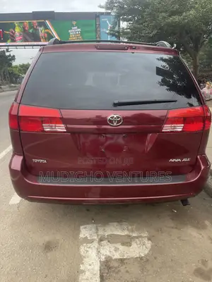 Toyota Sienna 2005 Red