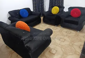 6 Seatee Sofa With Pillow