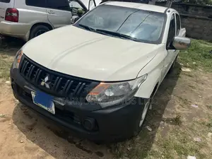 Mitsubishi L200 Club Cab 2.5 136hp 4WD 2010 Off white