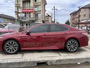 Toyota Camry SE FWD (2.5L 4cyl 8AM) 2018 Red