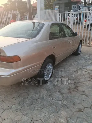 Toyota Camry 2000 Gold