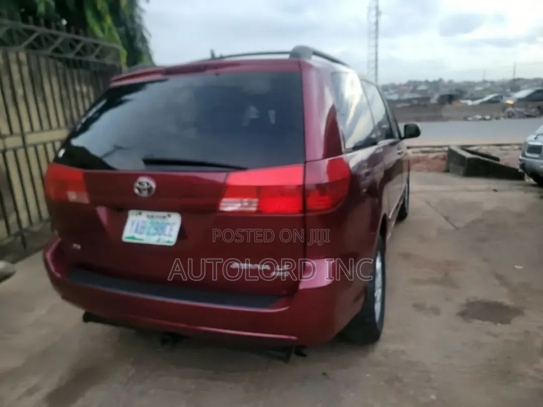 Toyota Sienna 2005 Red