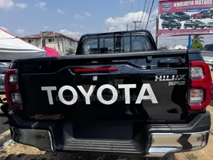 New Toyota Hilux 2025 Black