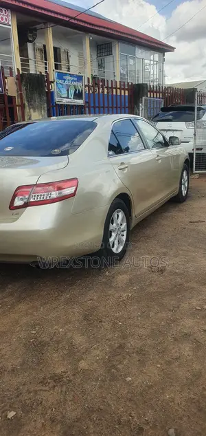 Toyota Camry LE 4dr Sedan (2.5L 4cyl 6A) 2011 Gold