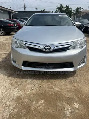 Toyota Camry XLE 4dr Sedan (2.5L 4cyl 6A) 2013 Silver