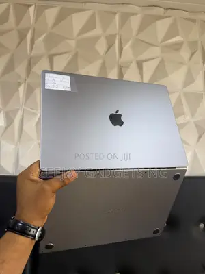 Laptop Apple MacBook Pro 2021 M1 36GB Apple M1 Pro SSD 512GB