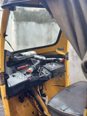 TVS Apache 160 4V 2023 Yellow