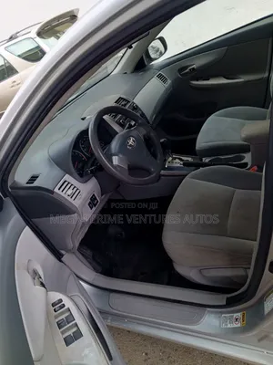 Toyota Corolla Base 4dr Sedan (1.8L 4cyl 5M) 2010 Silver