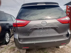 Toyota Sienna 2017 Silver