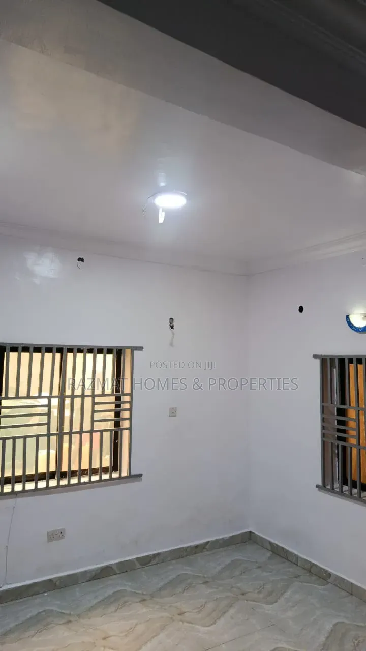Mini Flat in Bode Thomas for rent