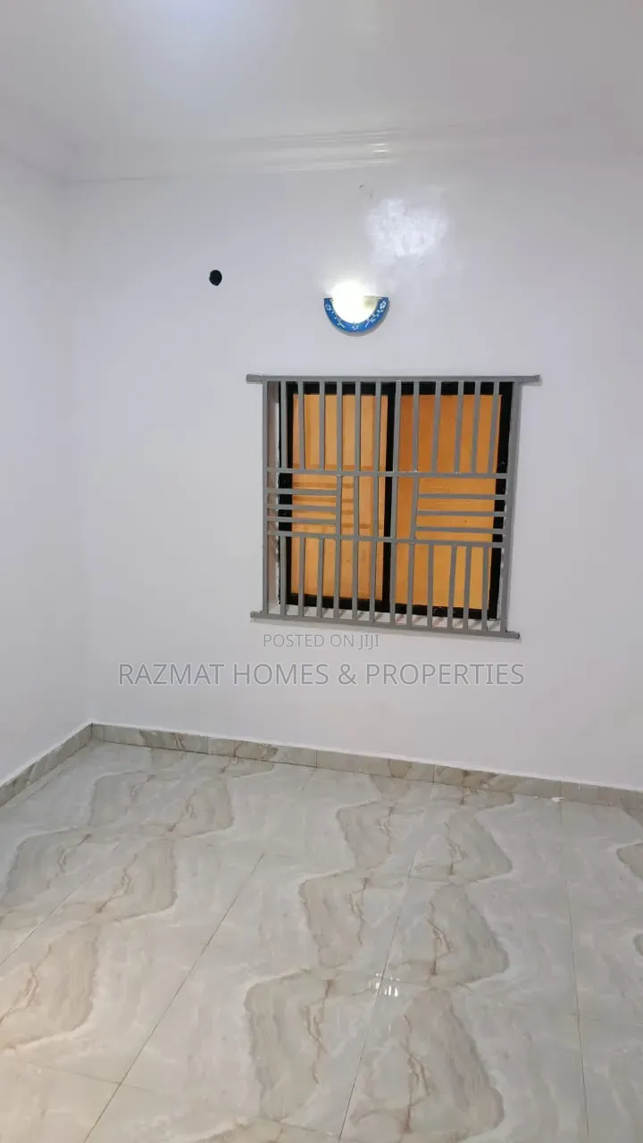 Mini Flat in Bode Thomas for rent