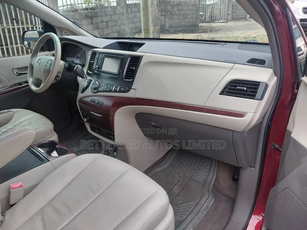 Toyota Sienna 2013 Red