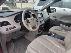 Toyota Sienna 2013 Red