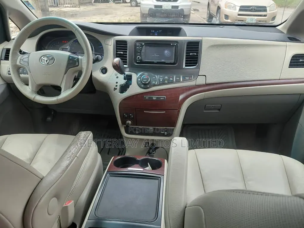 Toyota Sienna 2013 Red