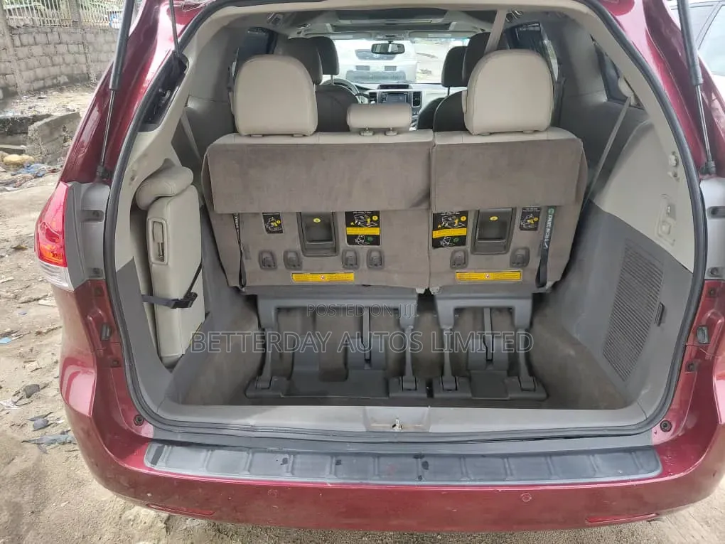 Toyota Sienna 2013 Red