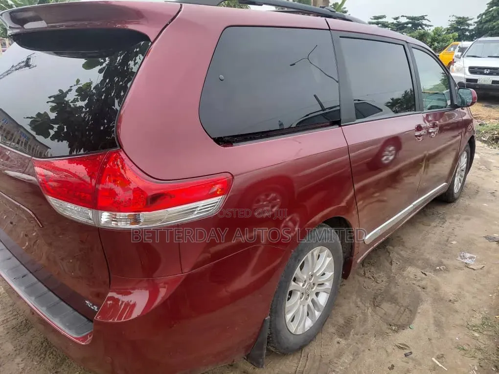 Toyota Sienna 2013 Red