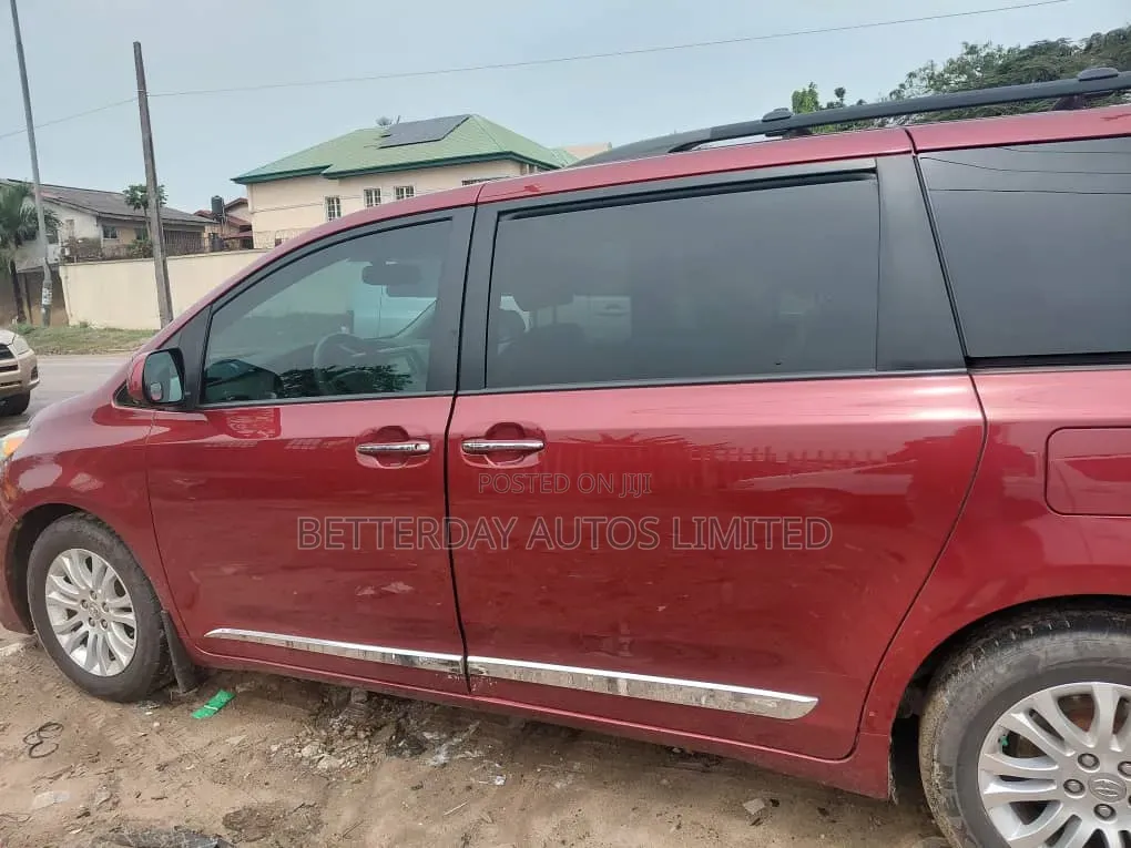 Toyota Sienna 2013 Red