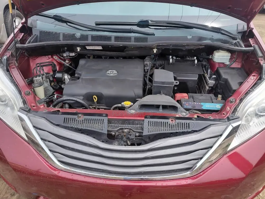 Toyota Sienna 2013 Red