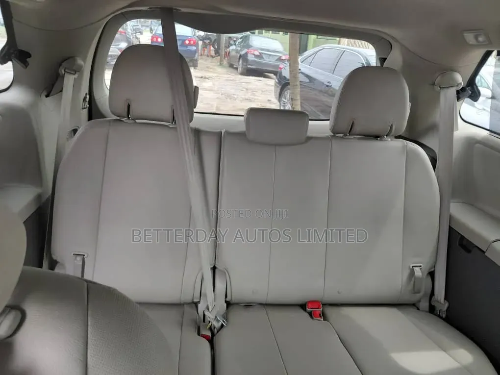 Toyota Sienna 2013 Red