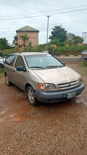 Toyota Sienna LE & 1 hatch 2000 Gold