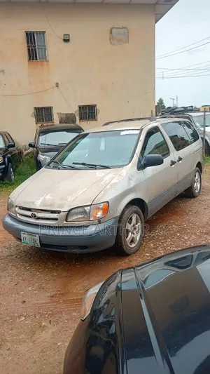 Toyota Sienna LE & 1 hatch 2000 Gold