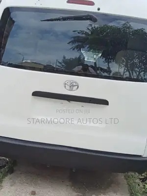 Toyota HiAce 2017 White