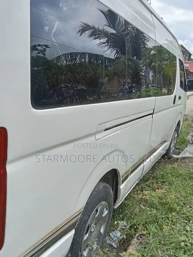 Toyota HiAce 2017 White