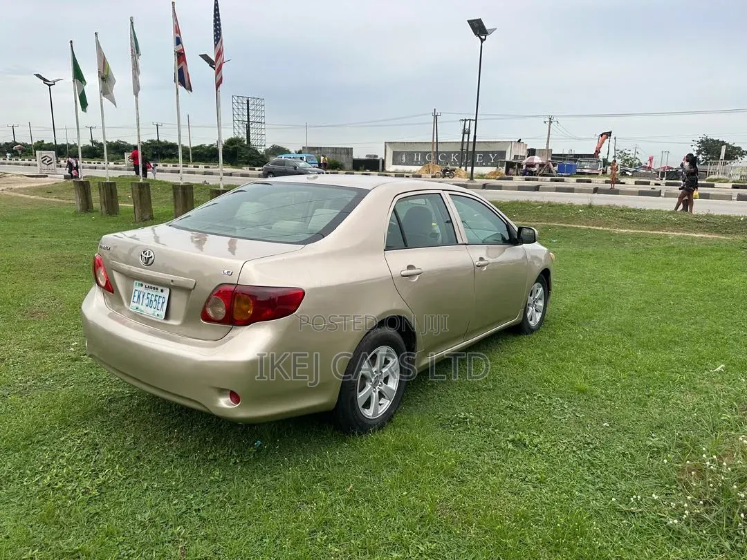 Toyota Corolla 2011 Gold