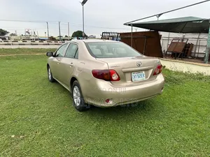 Toyota Corolla 2011 Gold