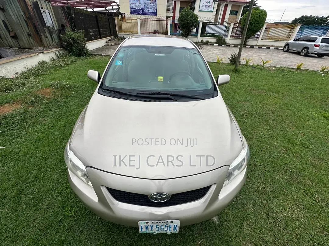 Toyota Corolla 2011 Gold