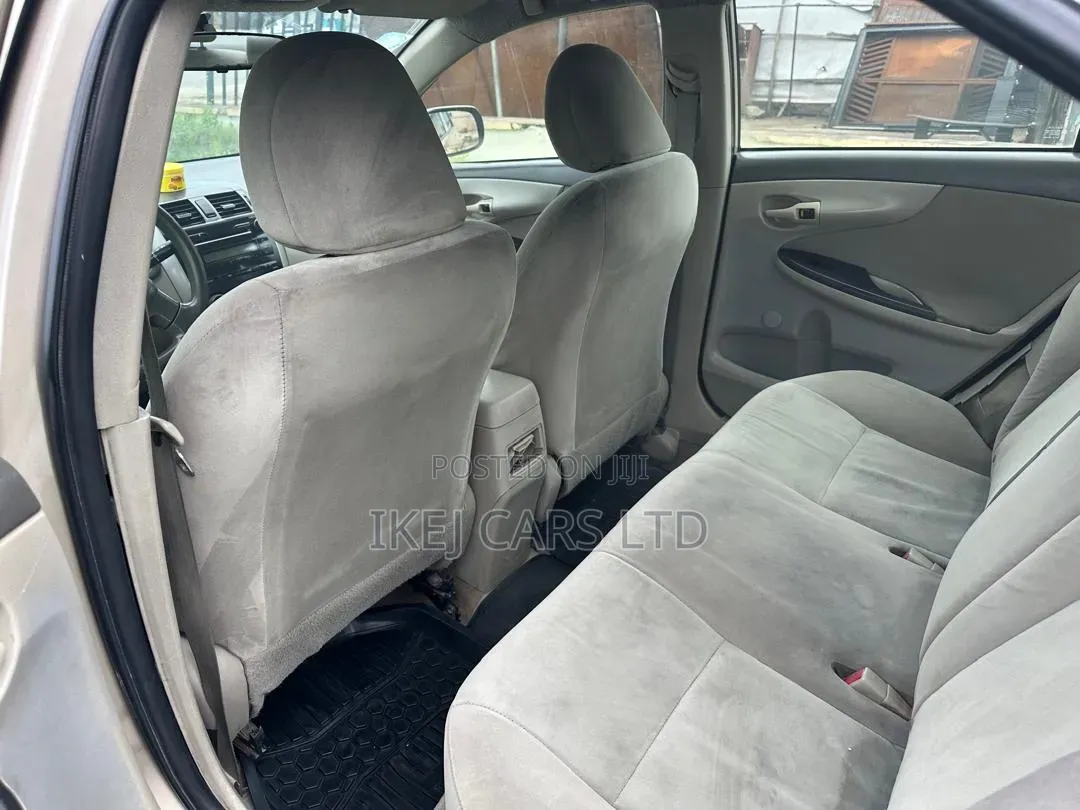 Toyota Corolla 2011 Gold