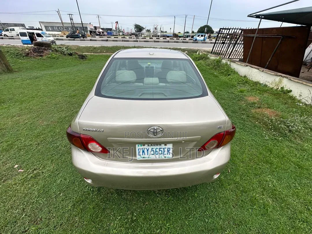 Toyota Corolla 2011 Gold