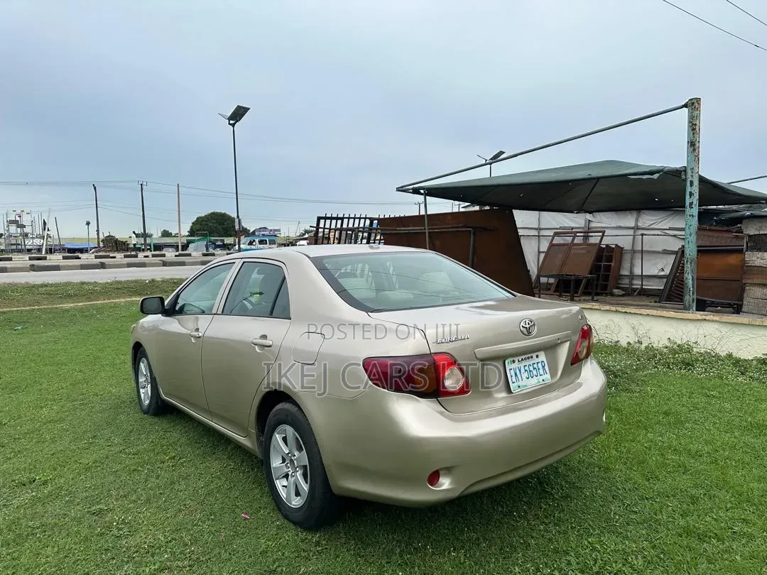 Toyota Corolla 2011 Gold