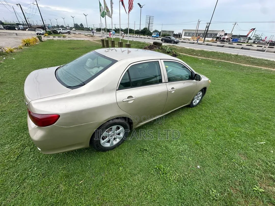 Toyota Corolla 2011 Gold