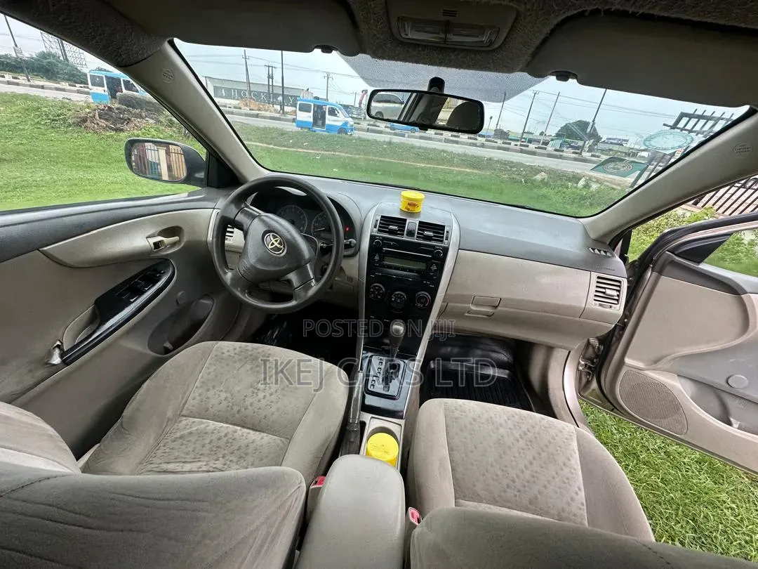Toyota Corolla 2011 Gold