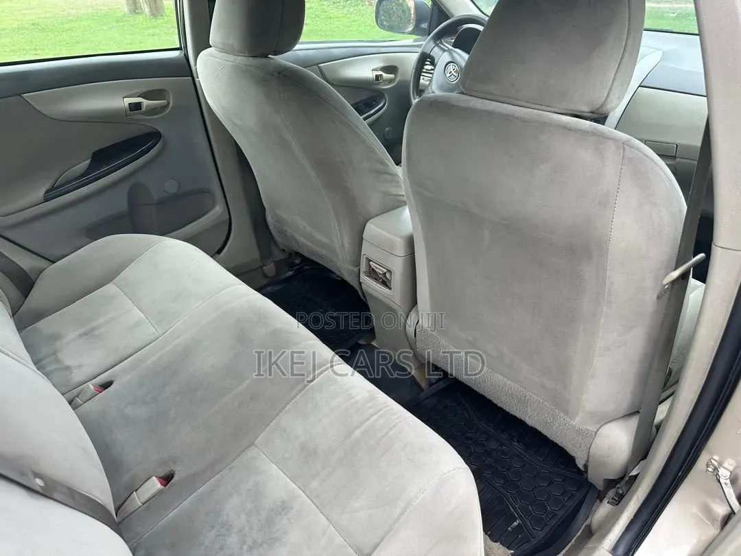 Toyota Corolla 2011 Gold