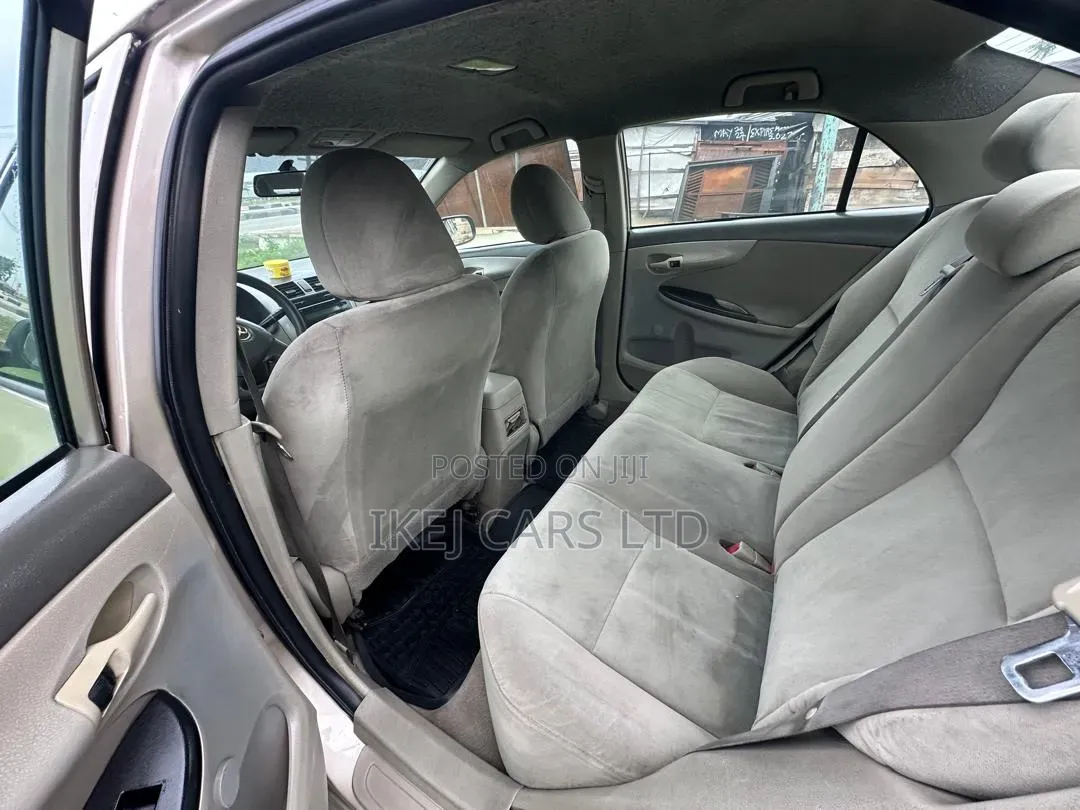 Toyota Corolla 2011 Gold