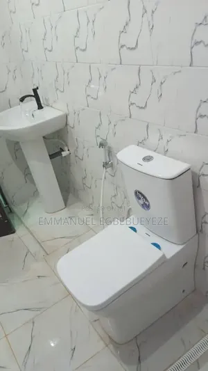 Modern Luxury Close-Coupled Water Closet WC -- White
