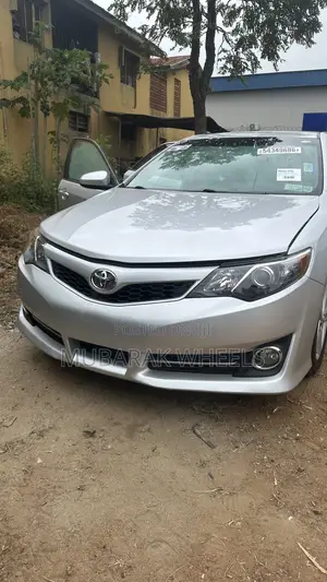 Toyota Camry SE 4dr Sedan (2.5L 4cyl 6A) 2013 Silver