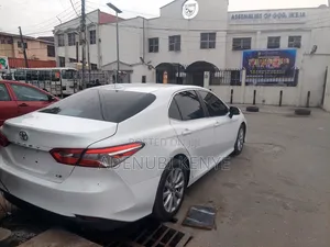 Toyota Camry LE (2.5L 4cyl 8A) 2019 White