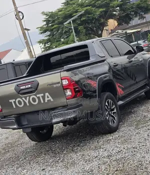 Toyota Hilux 2025 Black