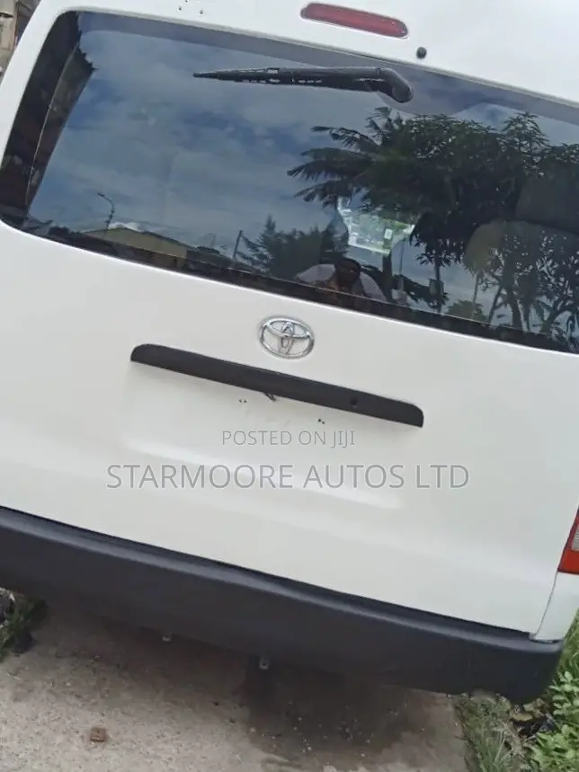 Toyota HiAce 2017 White