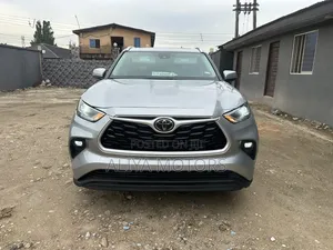 Toyota Highlander XLE 2021 Silver