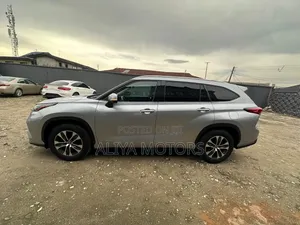 Toyota Highlander XLE 2021 Silver