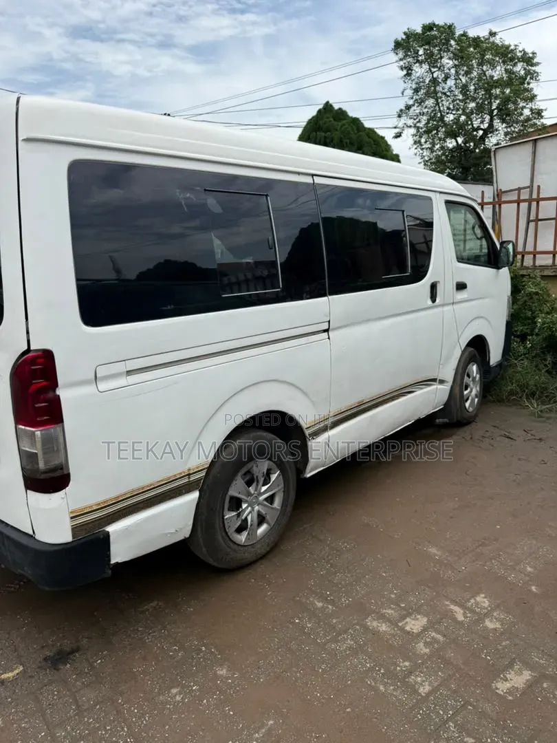 Toyota HiAce 2014 White