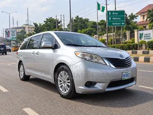Toyota Sienna XLE Premium 8 Passenger (3.5L 6cyl 6A) 2016 Silver