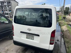 Toyota HiAce 2017 White