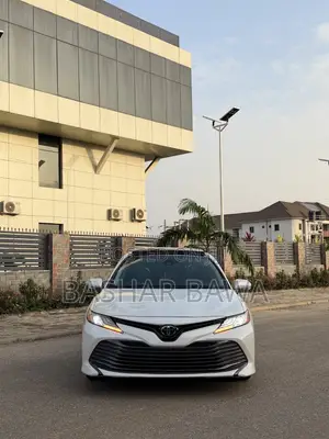 Toyota Camry XLE (2.5L 4cyl 8A) 2019 White