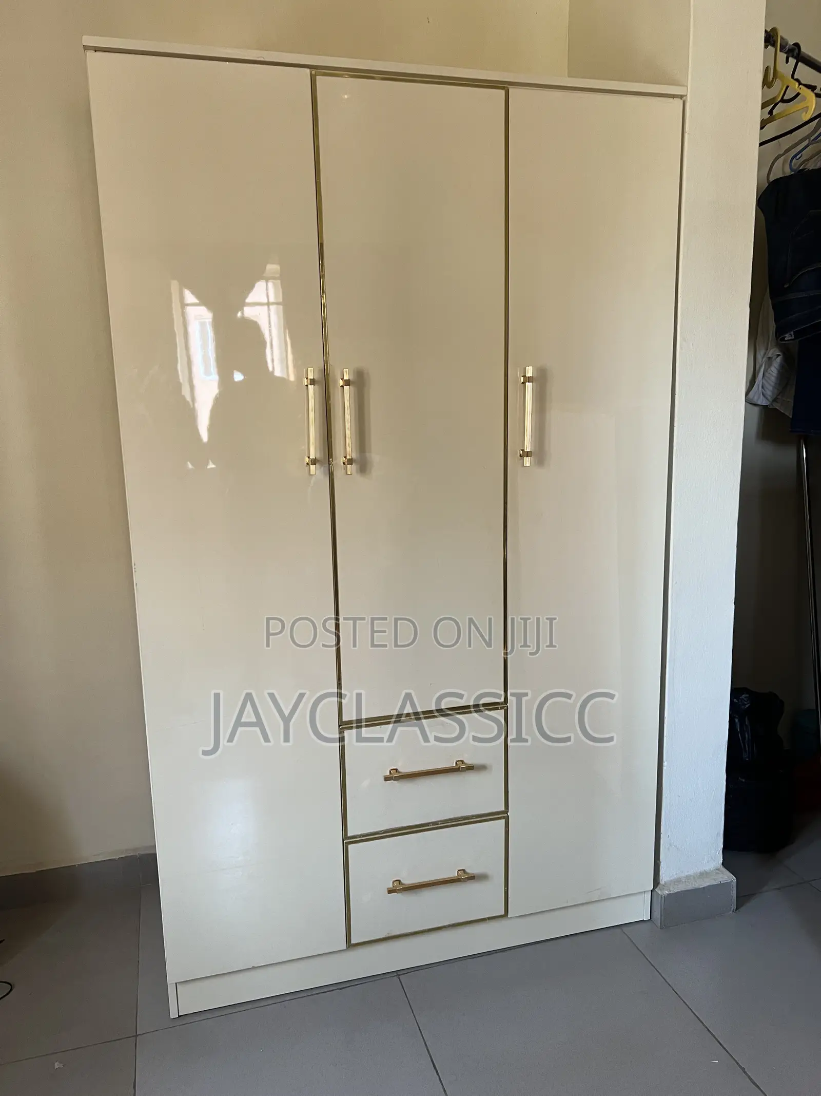 Wardrobe With Drawers